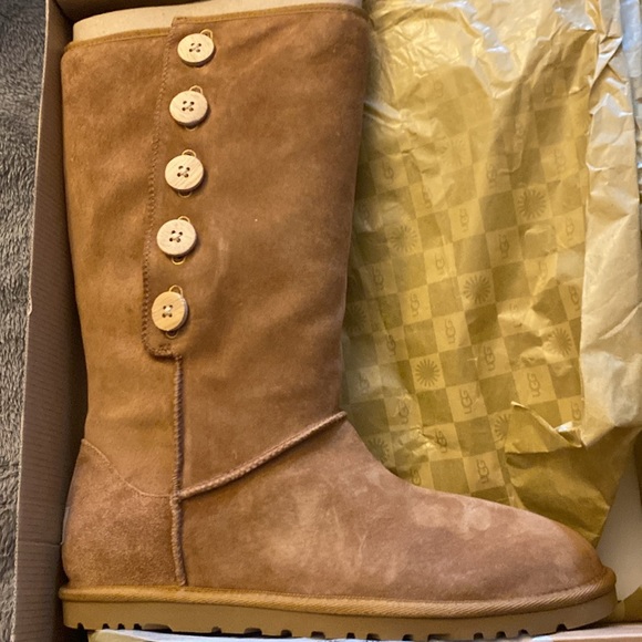 Brand new women Ugg Size 9 Button on the side - Picture 5 of 6
